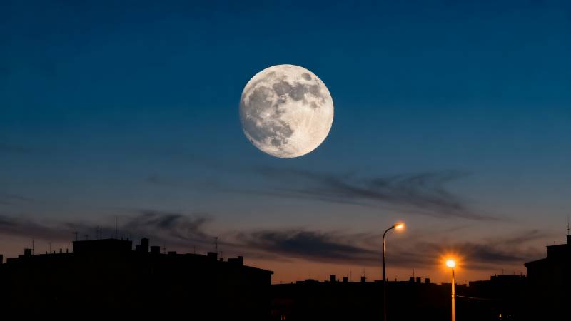 月升城市夜景图片