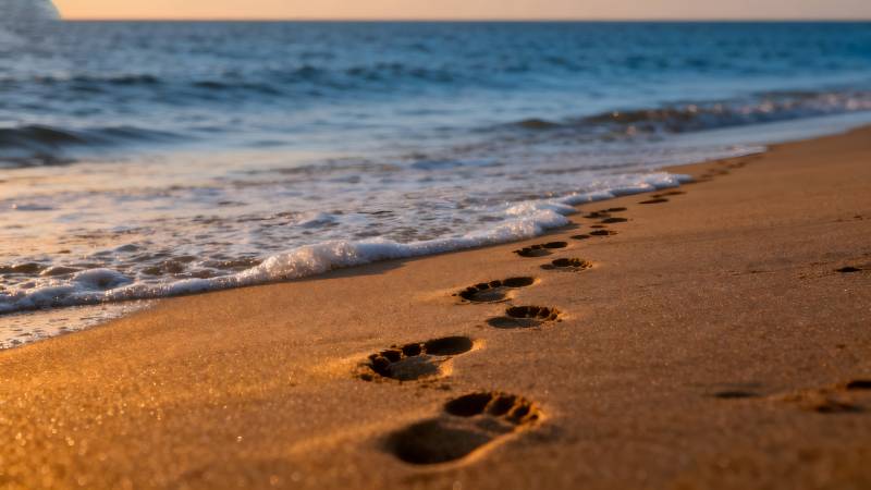 沙滩足迹与海浪图片