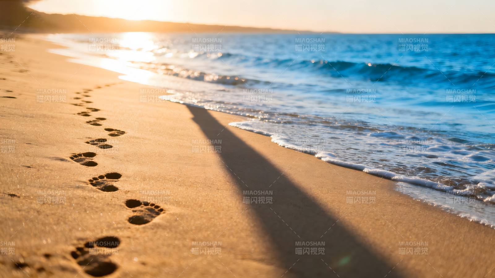 沙滩足迹夕阳图片