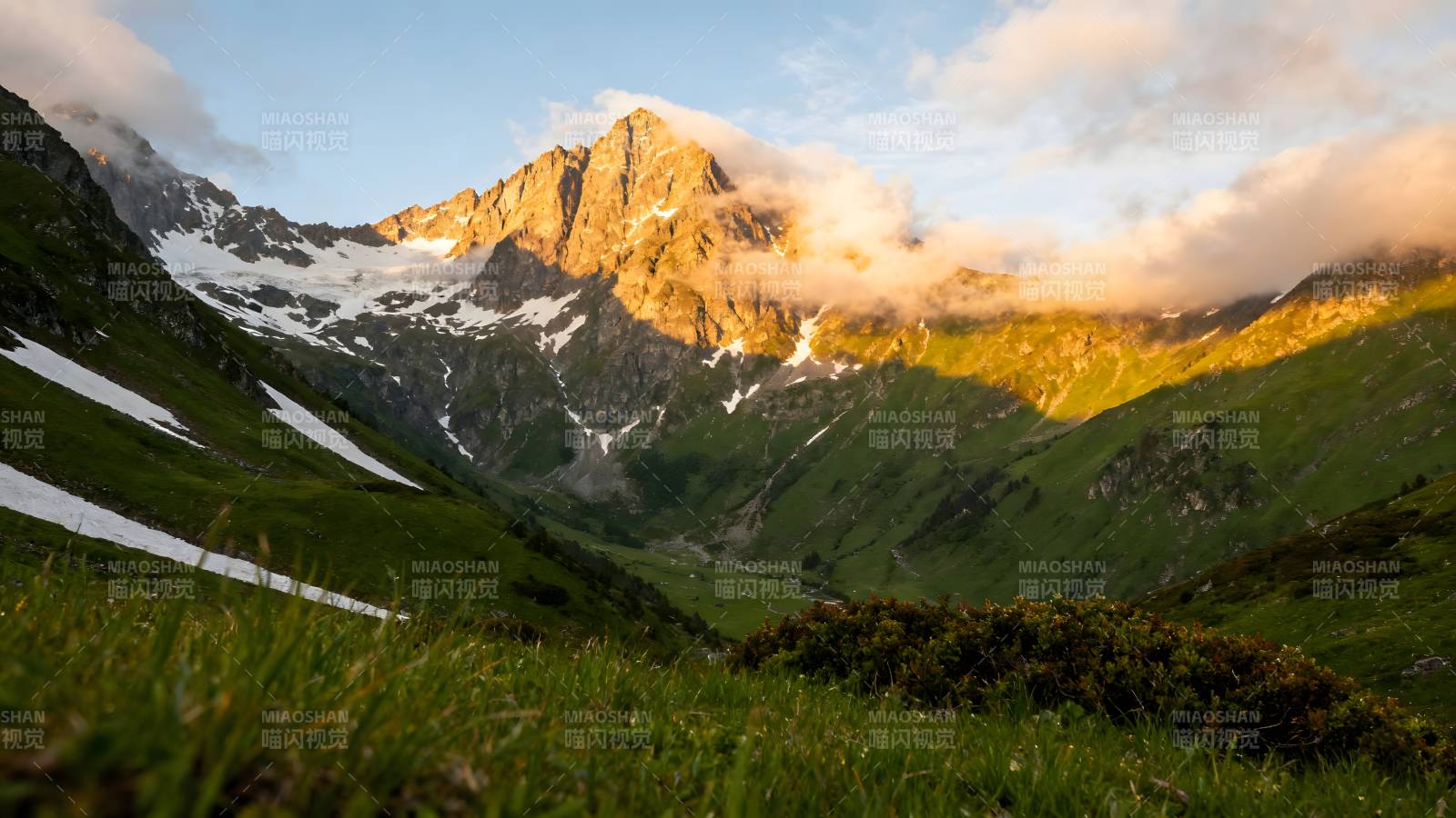 雪山晨曦美景图片