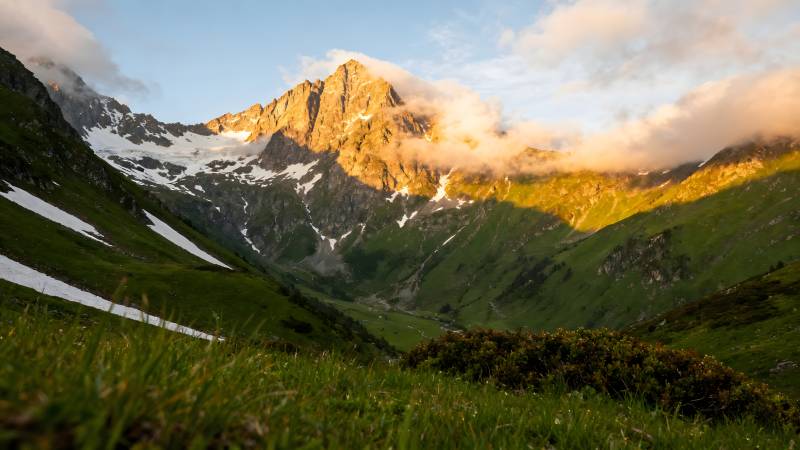 雪山晨曦美景图片