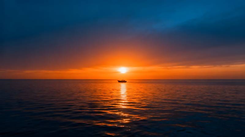 海上日落船影图片