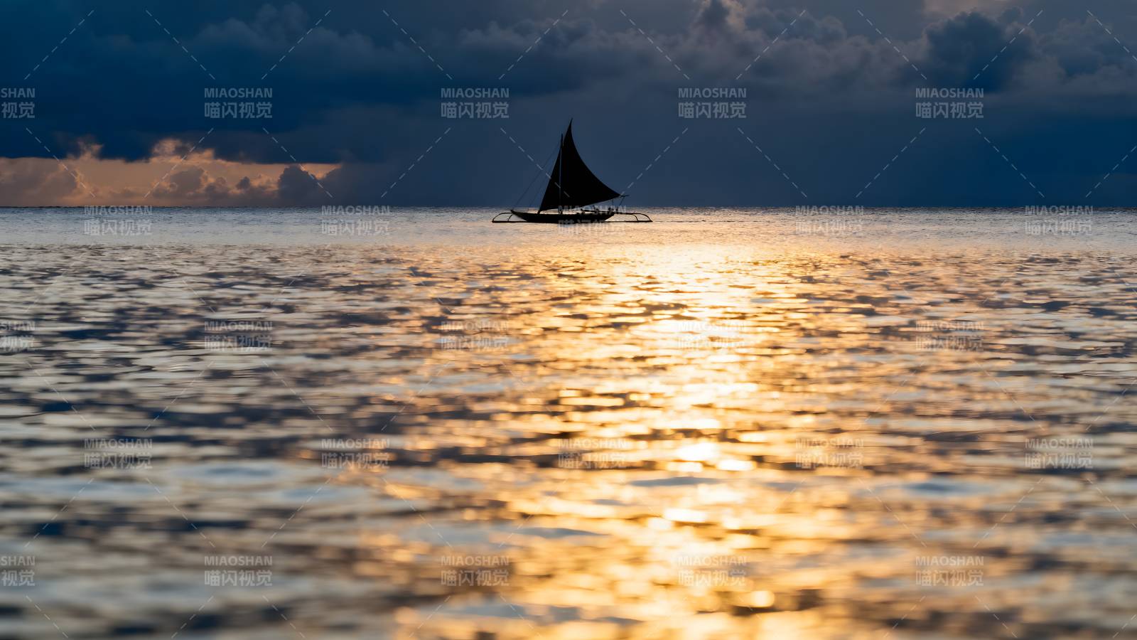 夕阳下的帆船剪影图片