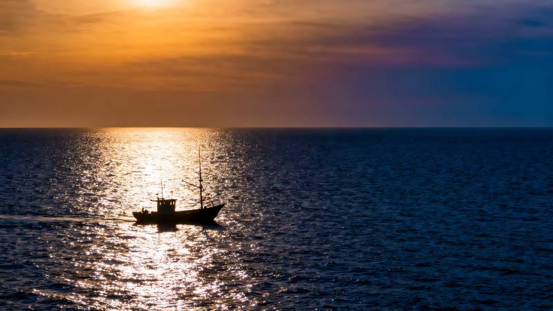 夕阳下的渔船图片