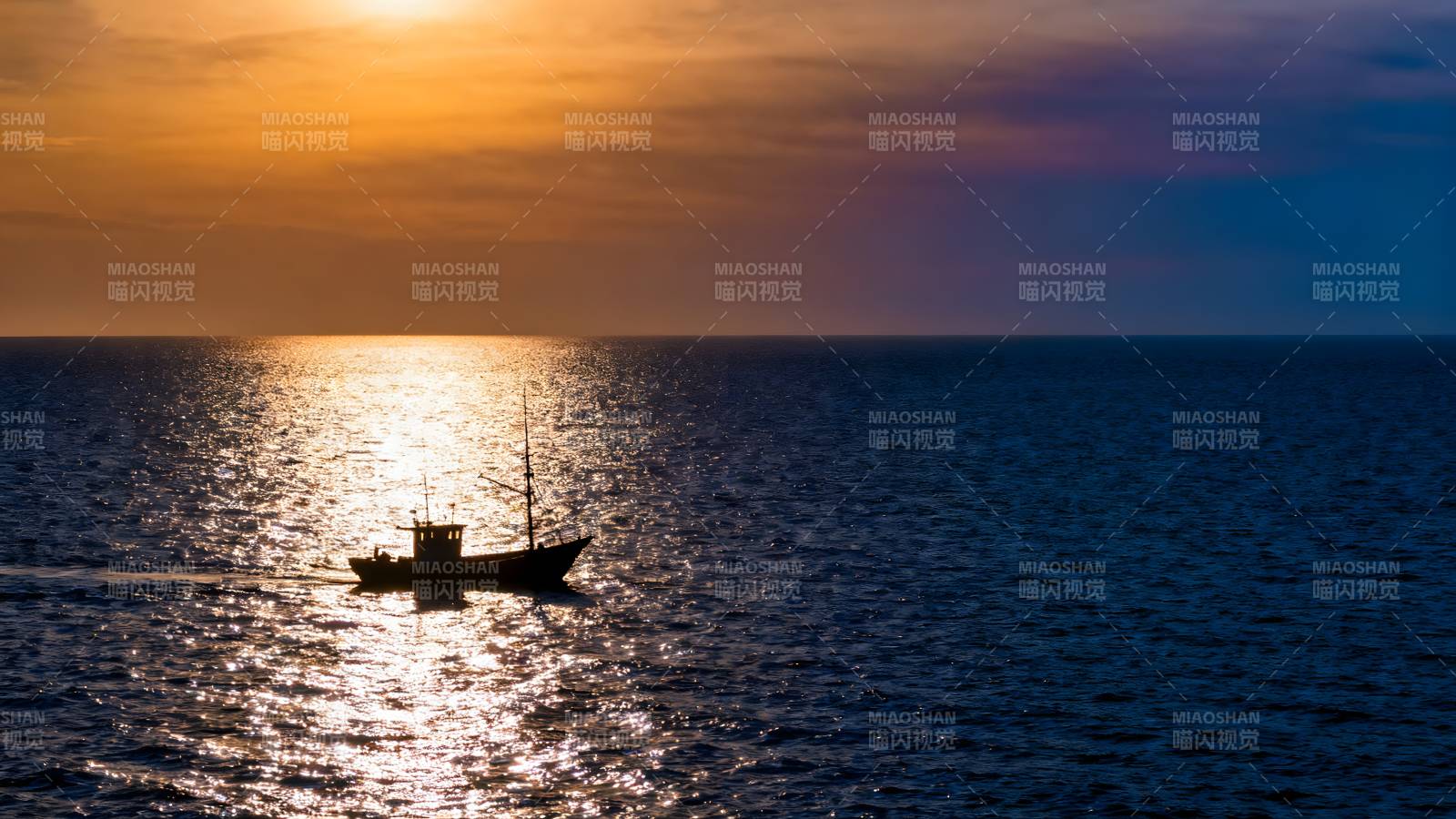 夕阳下的渔船图片