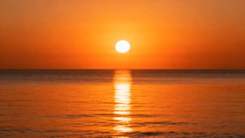 夕阳海面金光闪烁图片