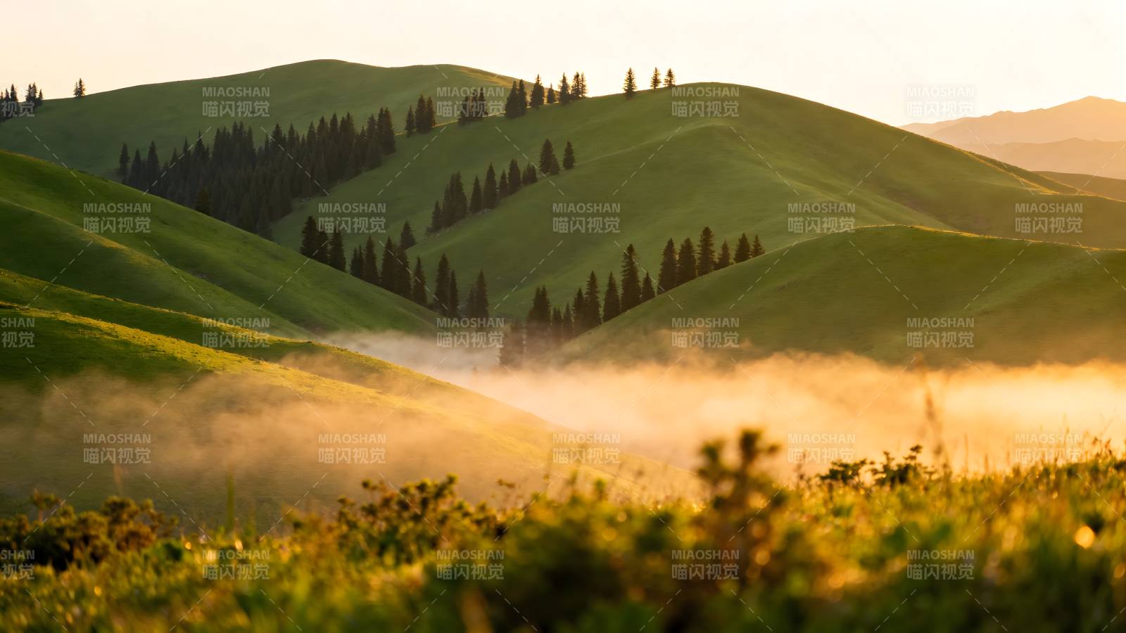 晨雾缭绕青山图片