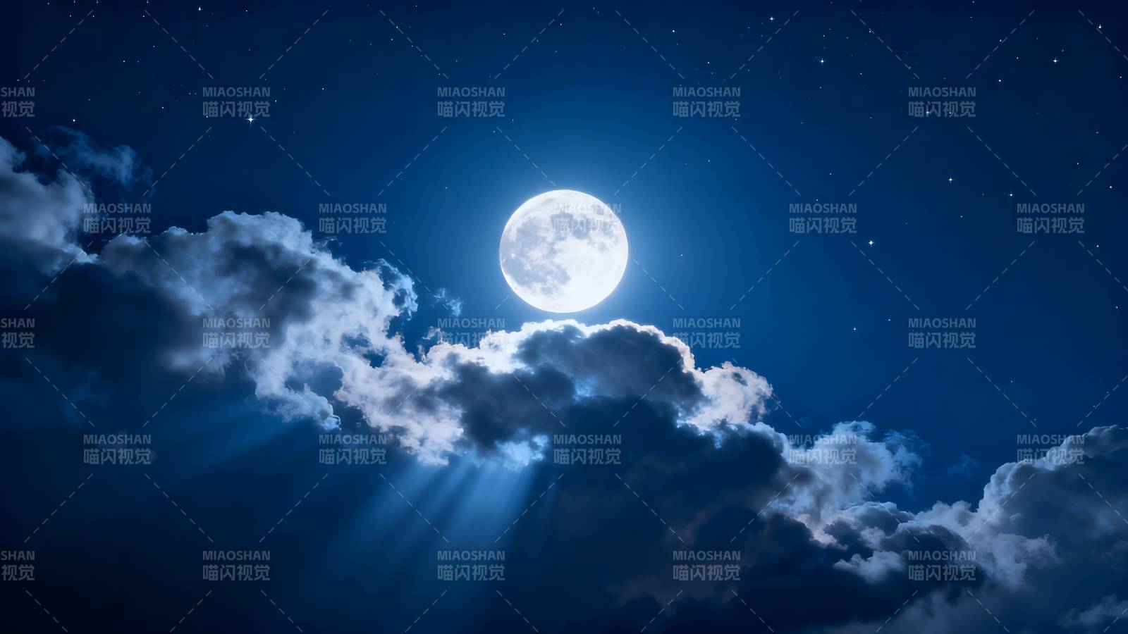 月光穿透云层图片