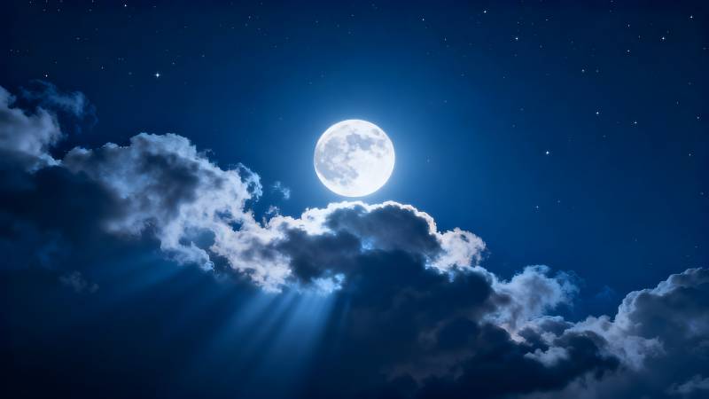 月光穿透云层图片