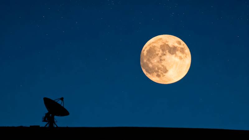月夜卫星天线图片