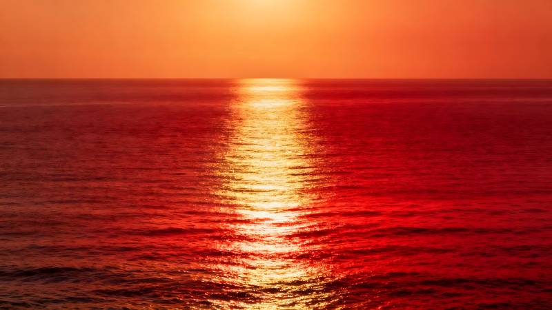 夕阳海面红光映图片