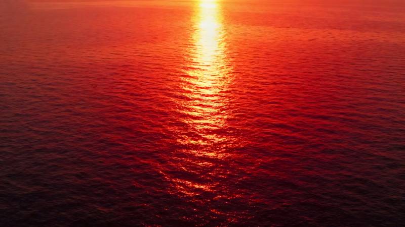夕阳海面红光闪烁图片
