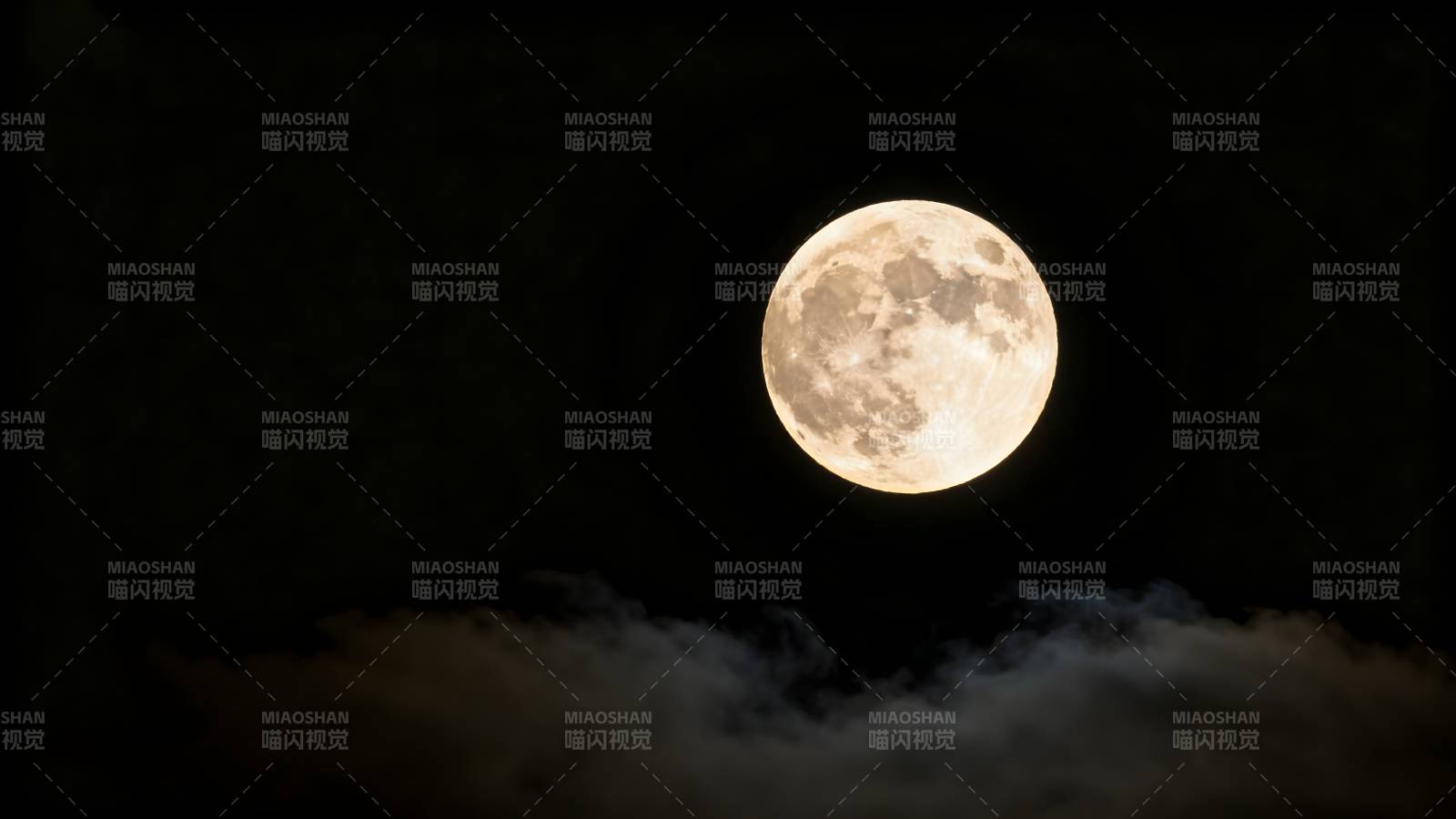 明月高悬夜空图片