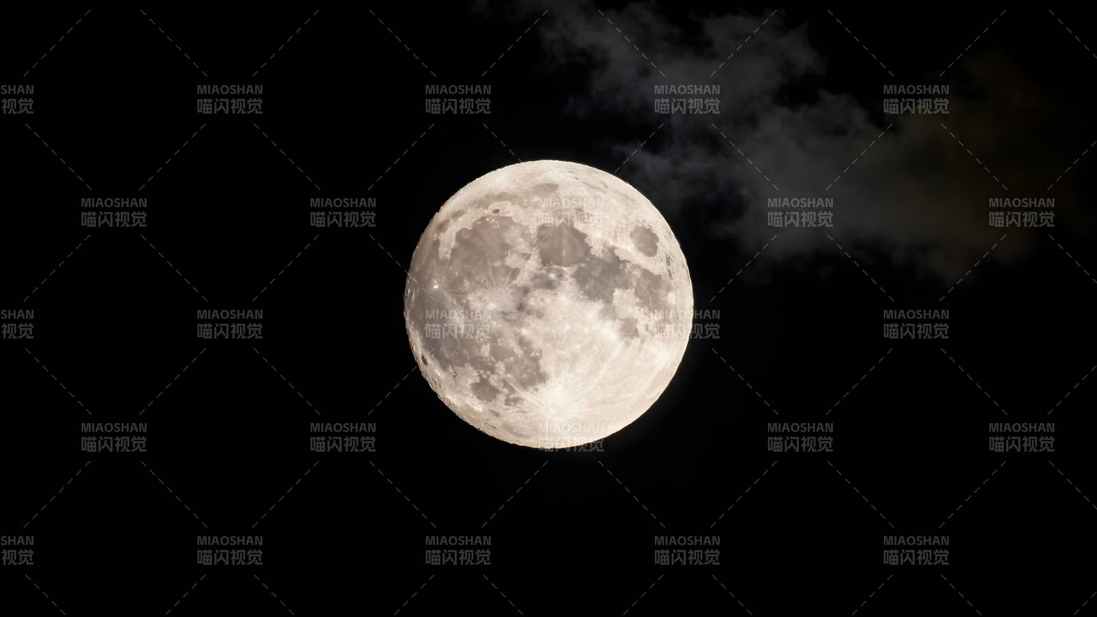 明月高悬夜空图片