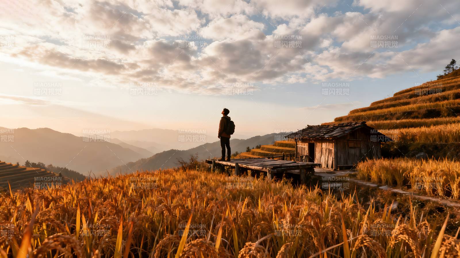 梯田日落人影图片
