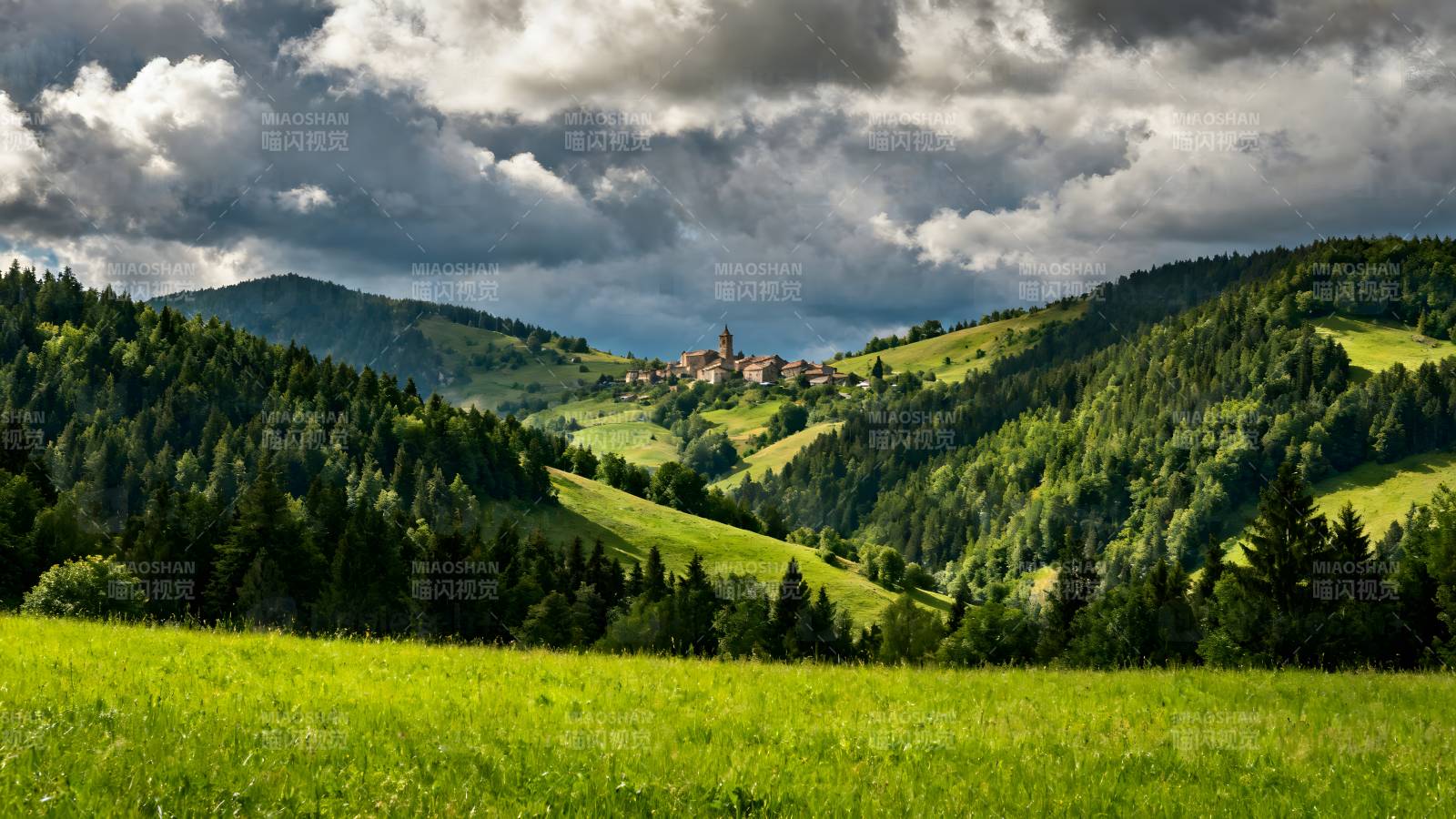 青山绿水小村落图片