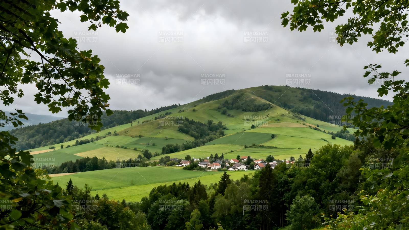 青山环绕的田园风光图片