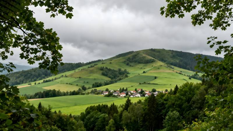 青山环绕的田园风光图片