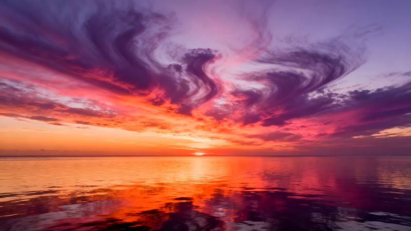 霞光映海天图片