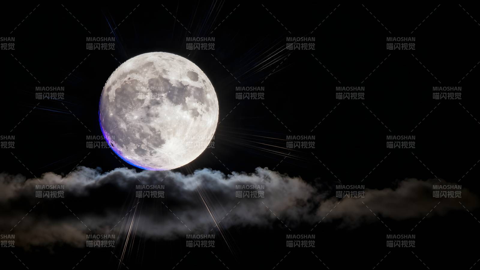 月光穿透云层图片