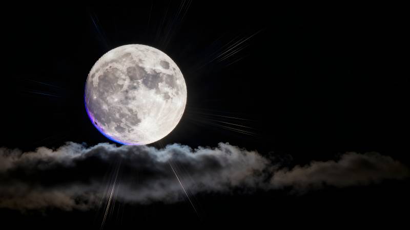 月光穿透云层图片