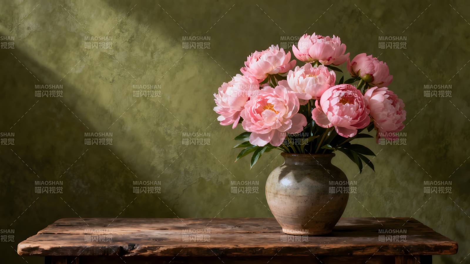 粉花静置古木桌图片