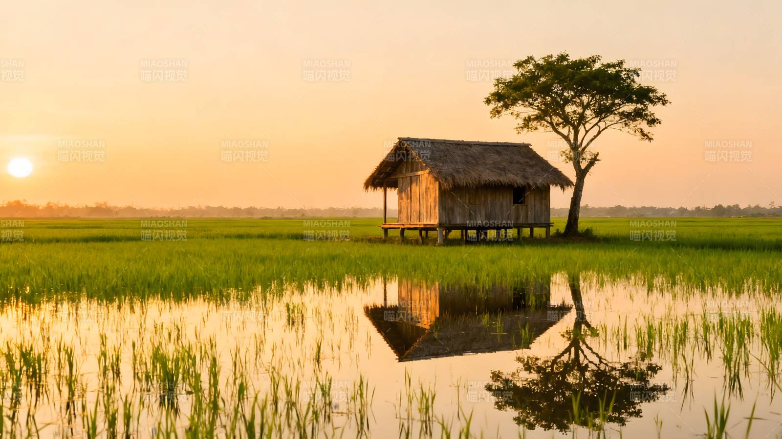 湖畔小屋日落倒影图片