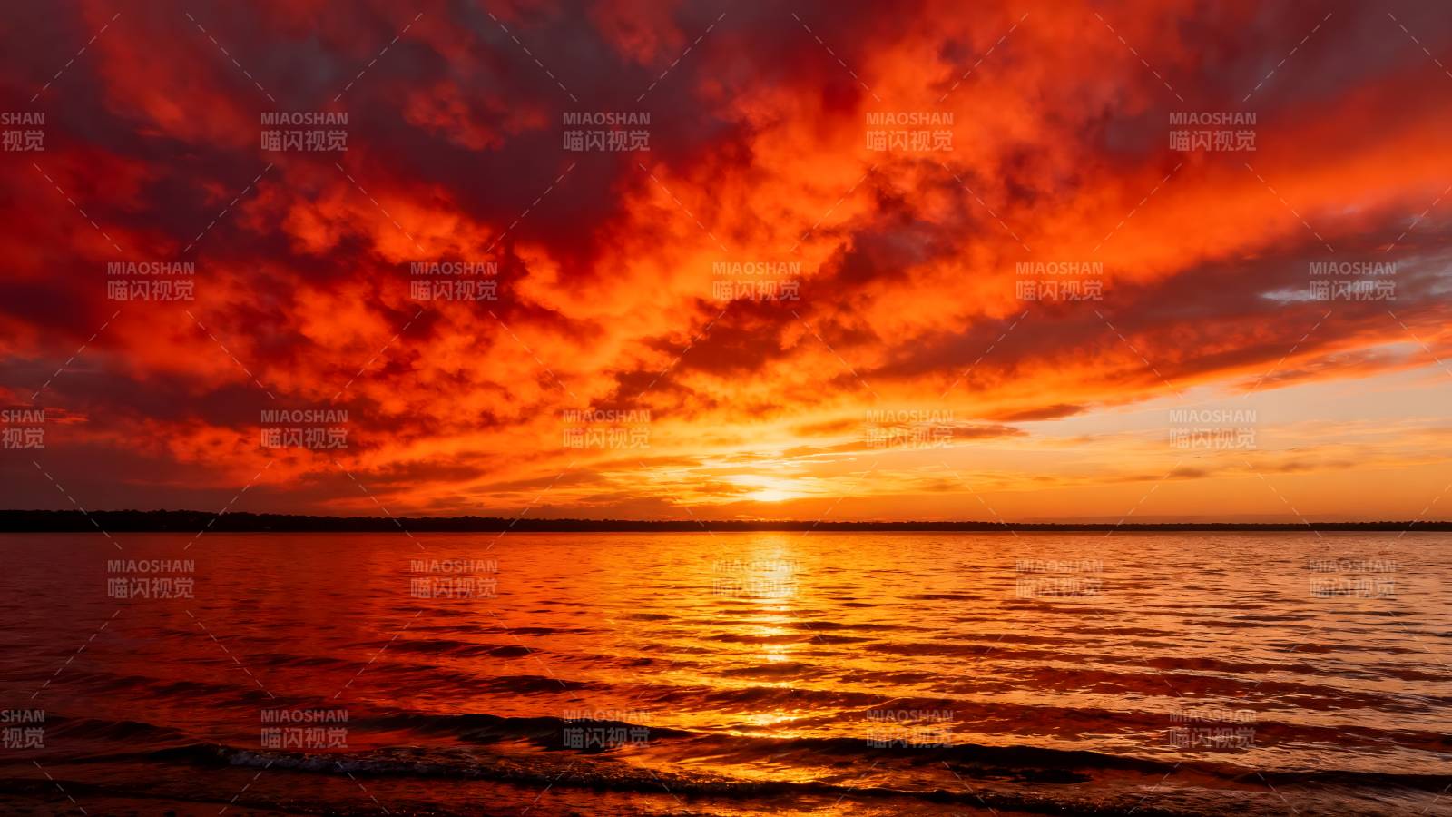 烈焰夕阳映海面图片