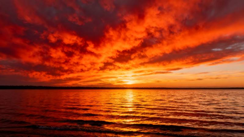 烈焰夕阳映海面图片