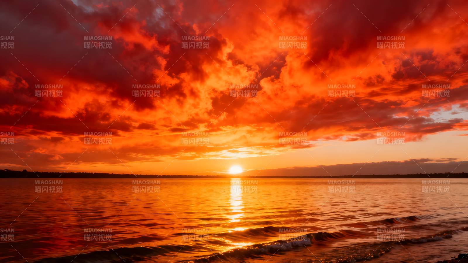 烈焰夕阳映湖面图片