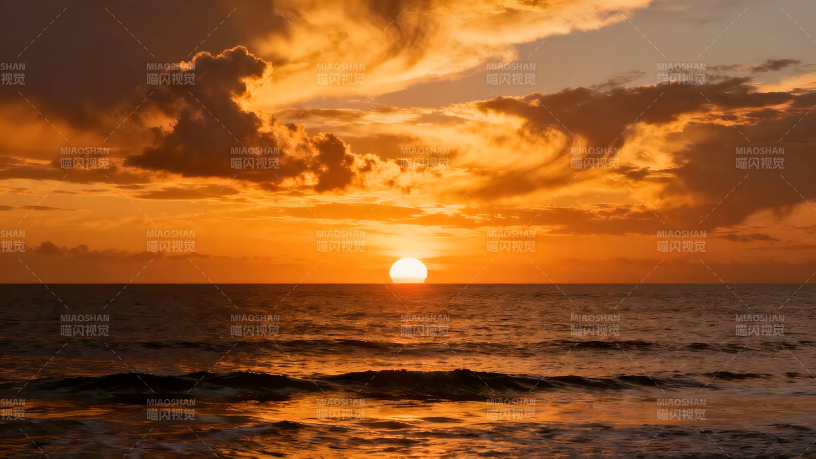 夕阳海面金光闪烁图片