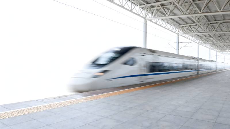 高速列车飞驰而过图片