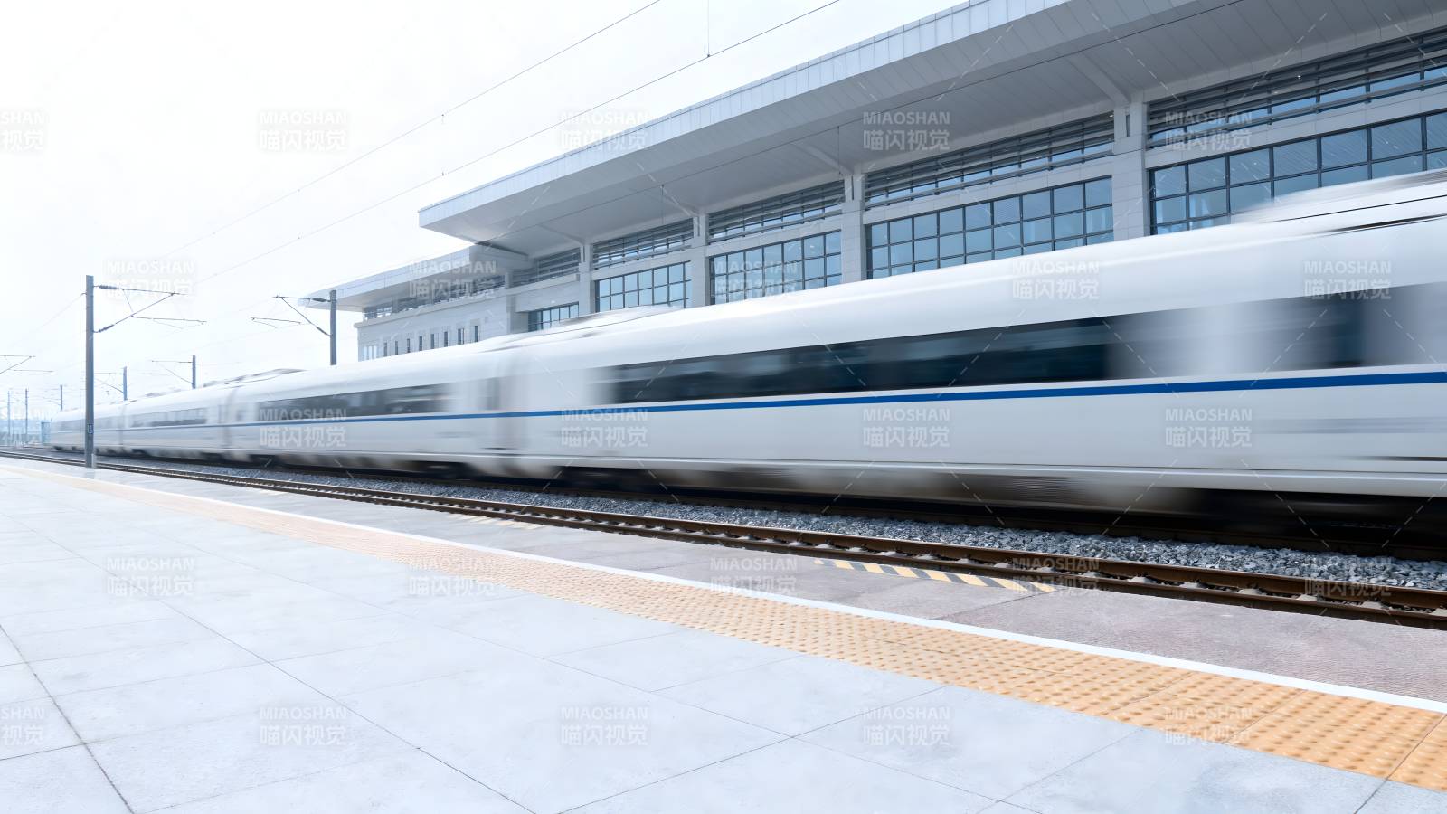 高速列车飞驰而过图片