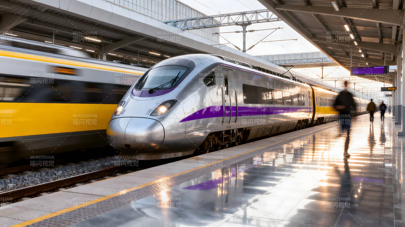 高铁进站瞬间图片