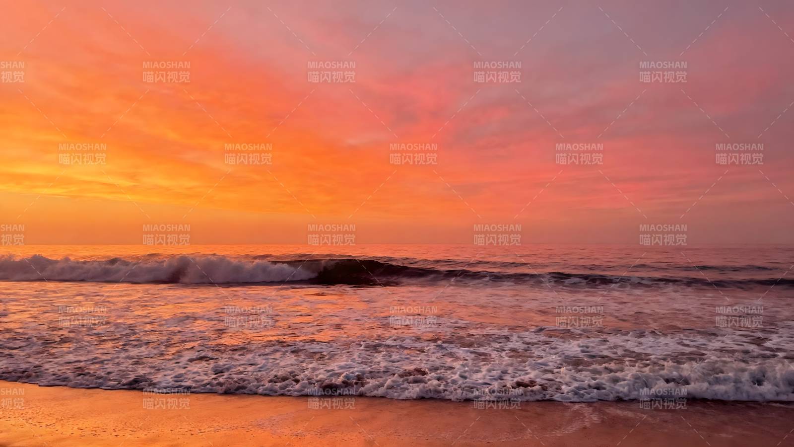 夕阳海浪映沙滩图片