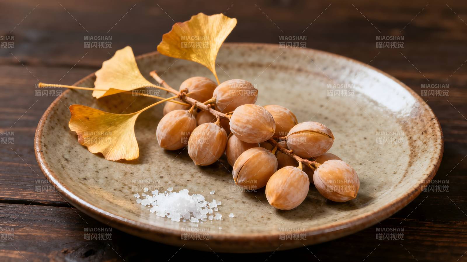 银杏果与黄叶静置盘中图片