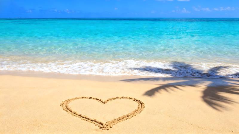 沙滩心形与海景图片