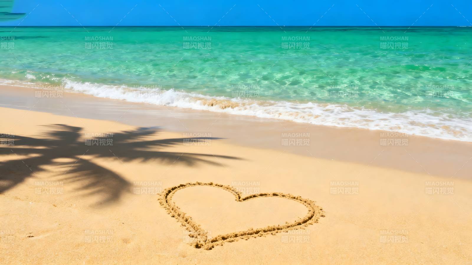 沙滩心形与椰影图片
