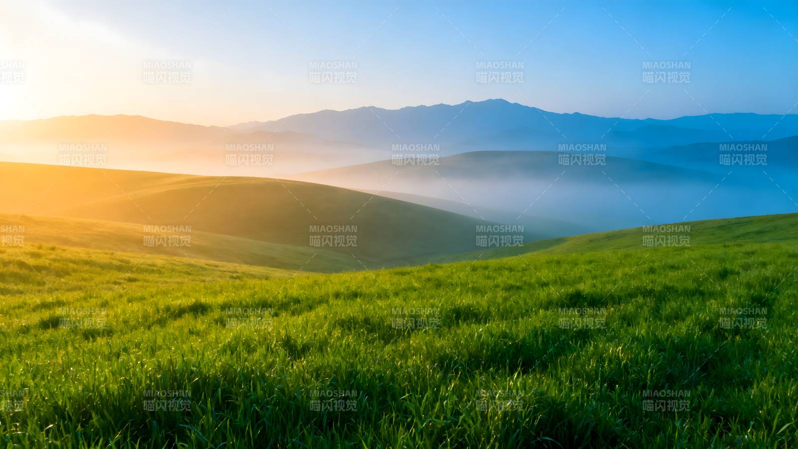 晨曦绿野山峦图片