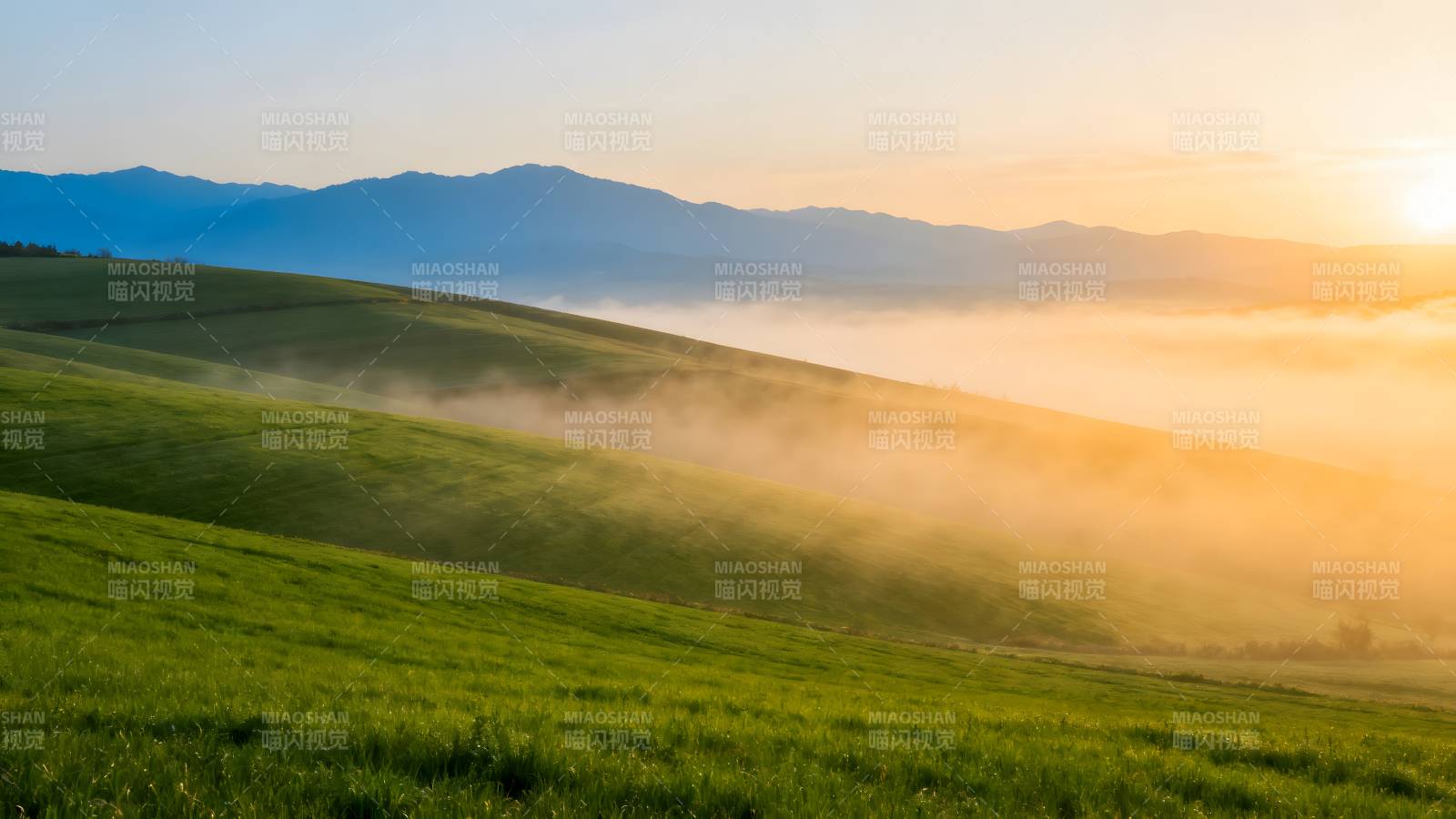 晨雾中的绿野山峦图片