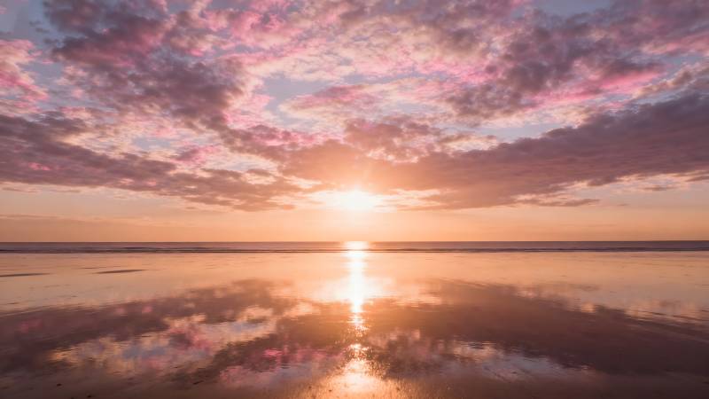 日出海面云霞映图片