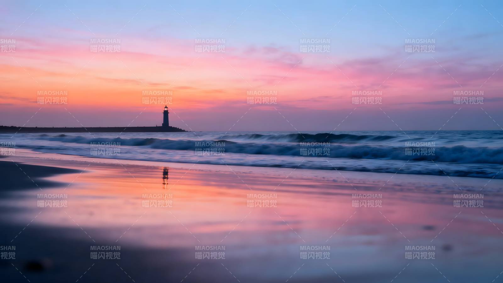 夕阳下的灯塔海岸图片