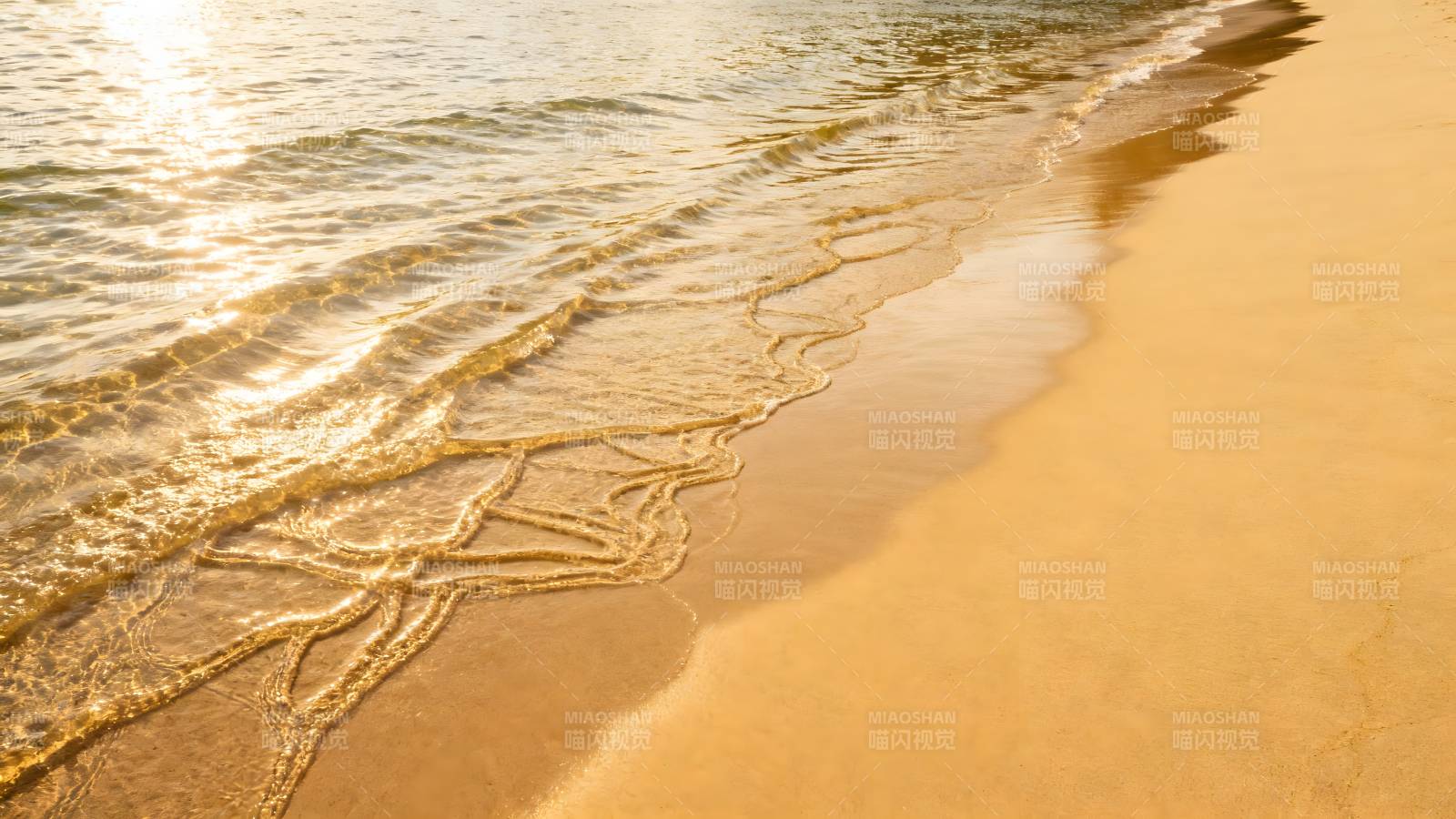 金色沙滩与海浪图片