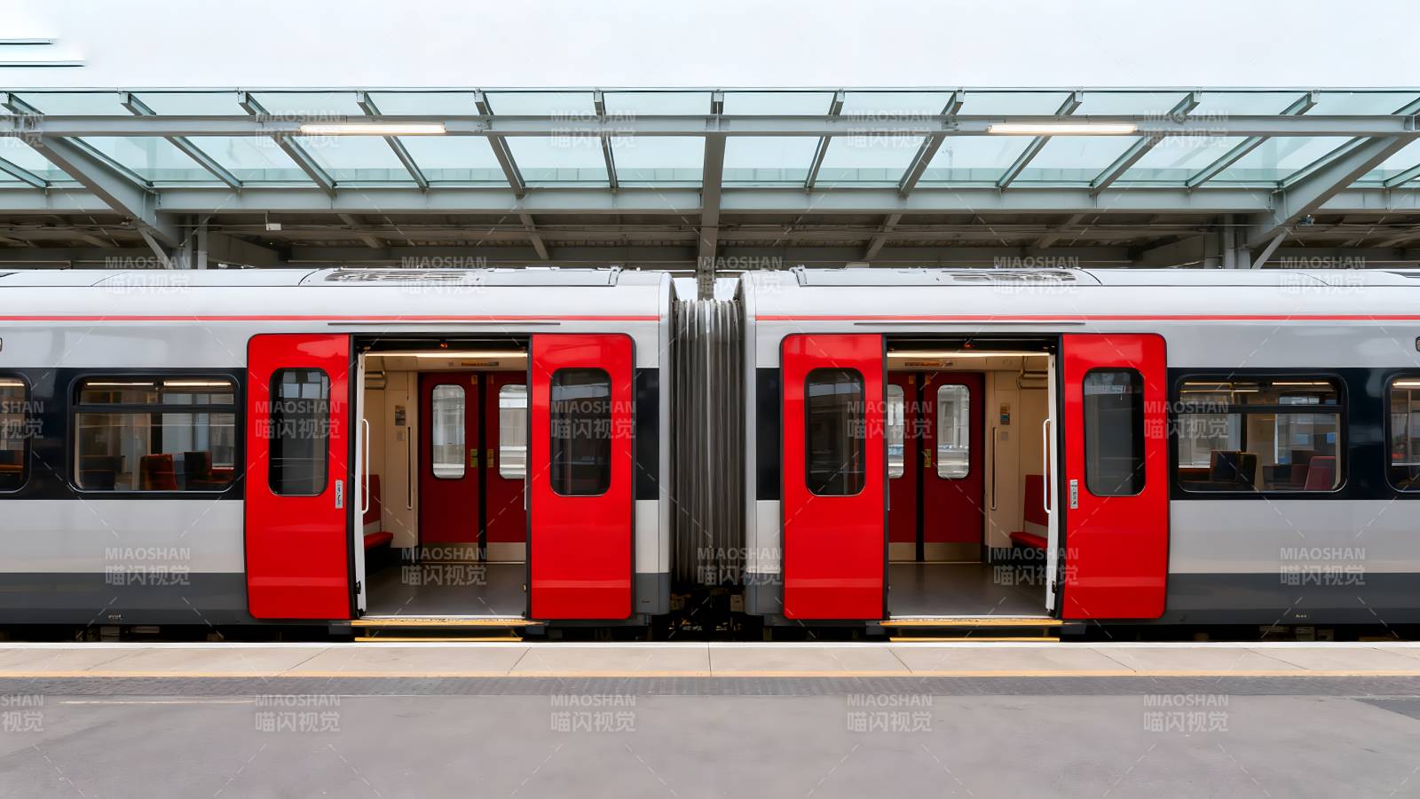 地铁站台红门列车图片