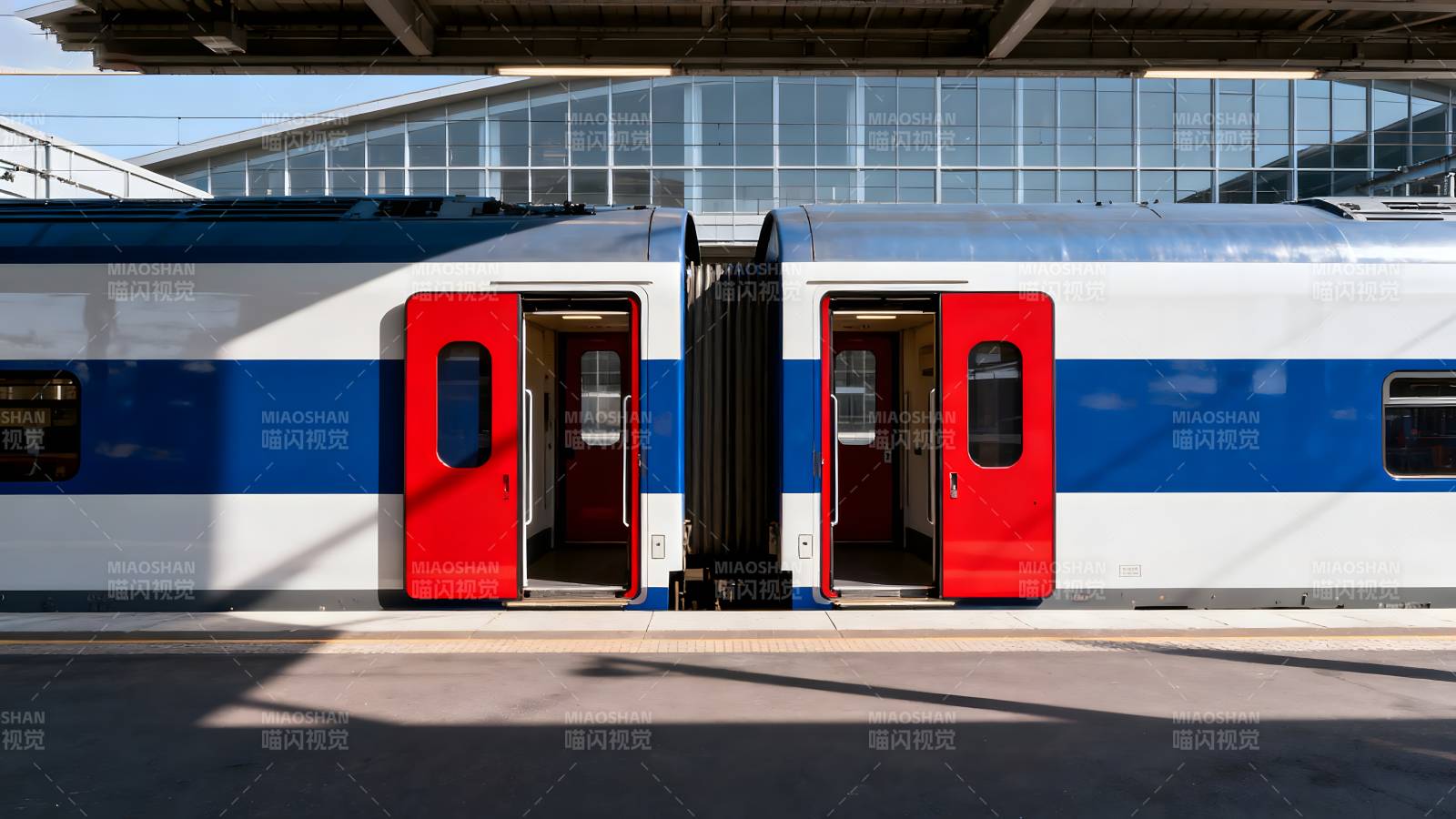 列车停靠站台图片