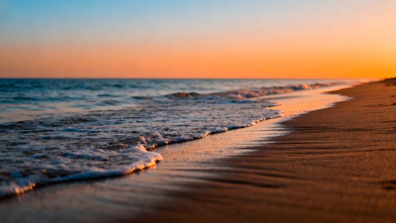 夕阳沙滩海浪图片