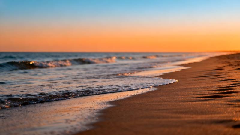 夕阳沙滩海浪图片