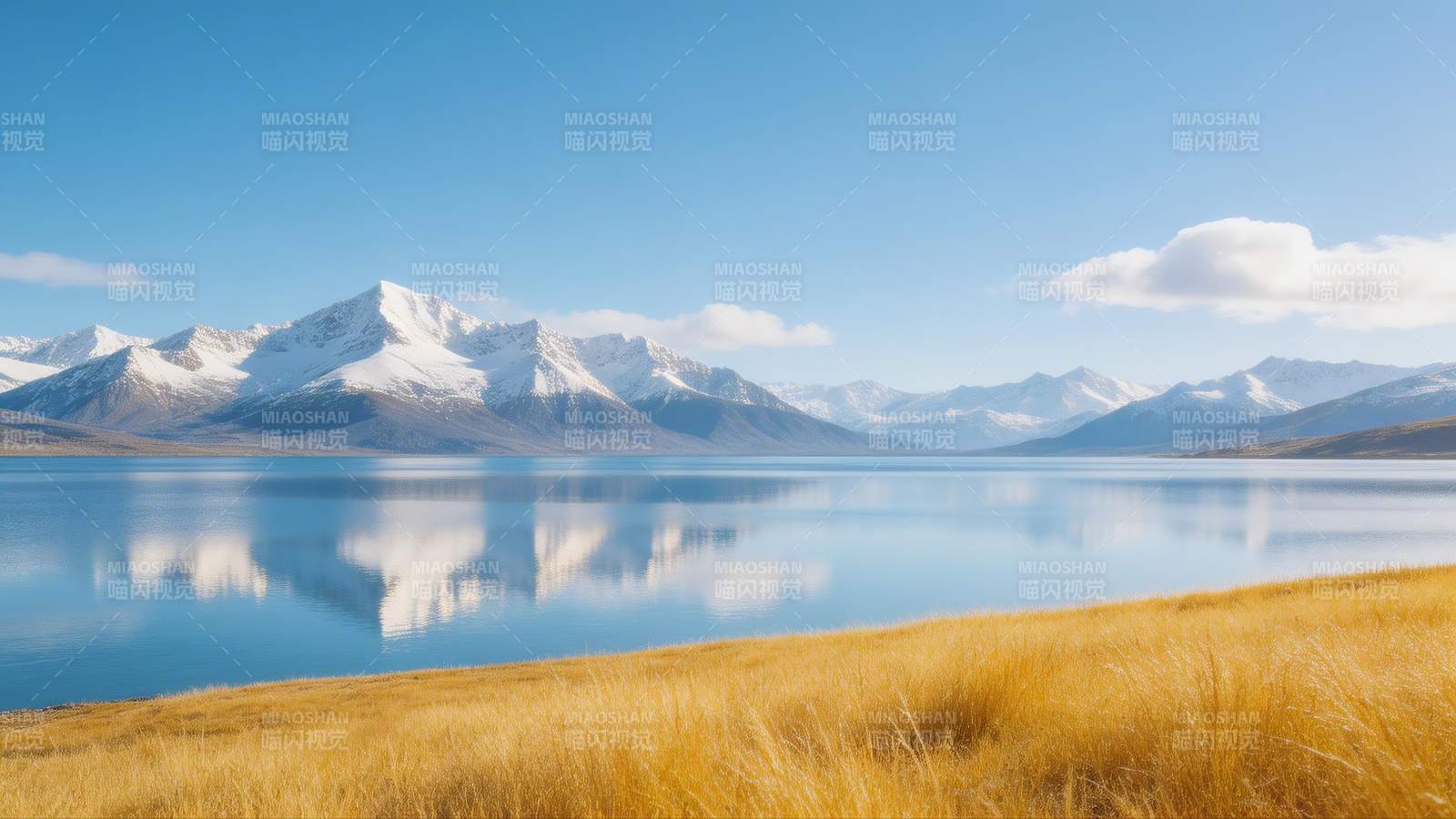 雪山湖畔秋景图片