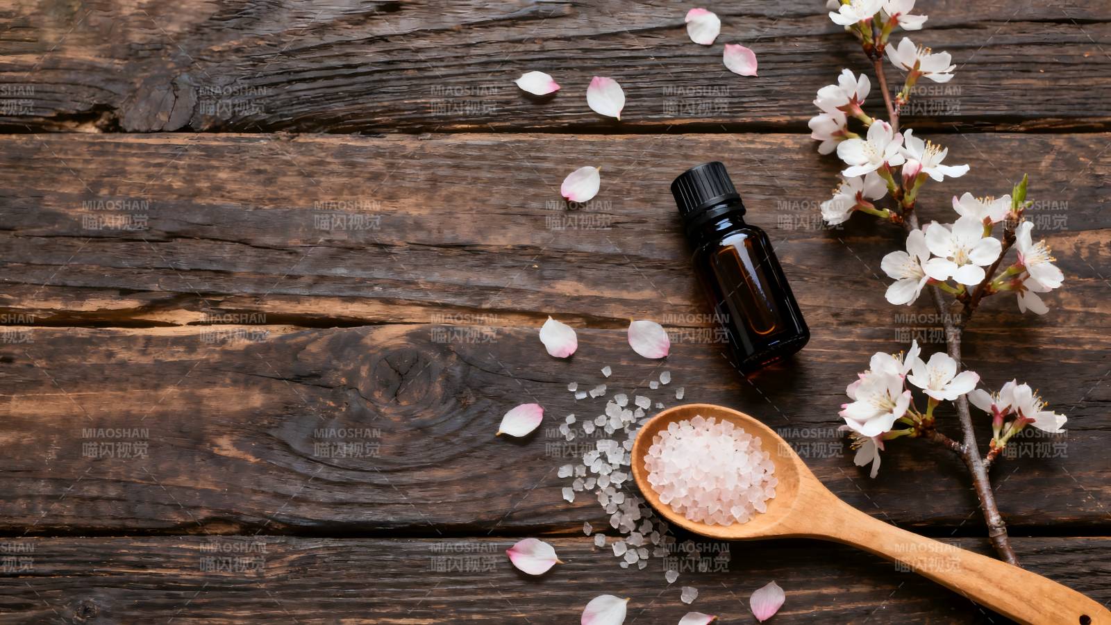 樱花与精油静物图片