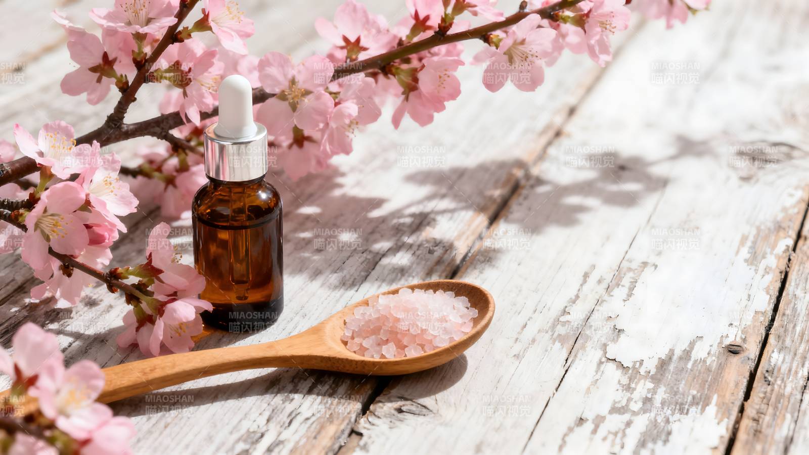 樱花与精油静物图片